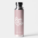 Dusty Rose Calligraphy Bride Tribe Bachelorette Trinkflasche<br><div class="desc">Diese schlichte,  elegant staubige Rose Wasserflasche mit individuelle Name kann ein perfektes Bachelorette-Geschenk machen! Personalisieren Sie es einfach mit Ihrem Namen. Sie können auch die Hintergrundfarbe ändern,  klicken Sie einfach auf "Bearbeiten mit dem Designwerkzeug".</div>