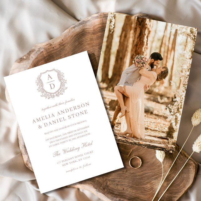 Dusty Rose Elegantes Wappen Monogramm Hochzeit Einladung (Von Creator hochgeladen)