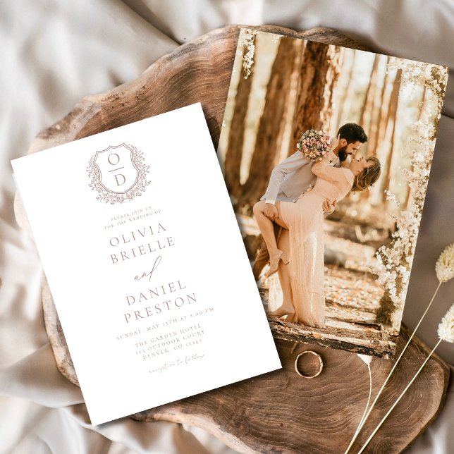 Dusty Rose Elegantes Wappen Monogramm Hochzeit Einladung (Von Creator hochgeladen)