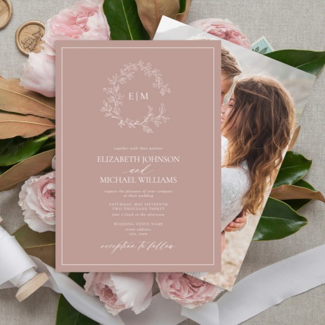 Dusty Rose Leafy Wappen Monogram Foto Hochzeit Einladung (Von Creator hochgeladen)