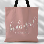 Dusty Rose Pink Bridesmaid Modernes Drehbuch<br><div class="desc">Zeigen Sie Ihrem Brautparty mit dieser stylischen staubigen Rose rosa Bridesmaid Tote Tasche Ihre Wertschätzung. Diese Tasche mit modernem Drehbuch und dem Namen Ihrer Brautjungfrau ist praktisch und elegant zugleich. Die weiche Farbe und das schicke Design machen es perfekt, um das Wesentliche des Hochzeitstages oder Alltagsgegenstände zu tragen. Diese personalisierte...</div>