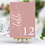 Dusty Rose Pink Moderne Kalligrafie Hochzeit Tischnummer<br><div class="desc">Mit diesen eleganten, rosafarbenen Rose-Hochzeitszimmern führen Sie Ihre Gäste zu ihren Sitzplätzen. Diese Tischnummern mit minimalistischem Design und moderner Kalligraphie fügen Ihrem Hochzeitsempfang eine Touch von Eleganz hinzu. Der weiche Hintergrund und die gepflegte, elegante Typografie sorgen für eine einfache Lesbarkeit bei gleichzeitig verstärkter Hochzeitsdekoration. Diese Tischnummern sind perfekt für jedes...</div>
