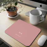 Dusty Rose Pink | Modernes Monogramm Mousepad<br><div class="desc">Dieses moderne Mousepad weist eine staubige Rose auf,  mit fett-weißen Initialen,  die ein schlichtes und berufliches Aussehen verleihen.</div>