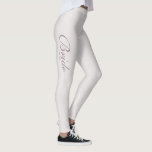 Dusty Rose rosa Verlobung Braut zu Bein Leggings<br><div class="desc">Dusty Rose rosa Verlobung Braut, um ein Geschenk T - Shirt. Diese antike Blumensammlung eignet sich ideal für eine Gartenfeier im Innen- oder Außenbereich für Hochzeiten, Brautparty, Babyduschen oder eine Feier im Landhausstil. Ändern Sie es einfach so, wie Sie es mögen, die gesamte Sammlung ist anpassbar. Genießen Sie Ihre Feier,...</div>