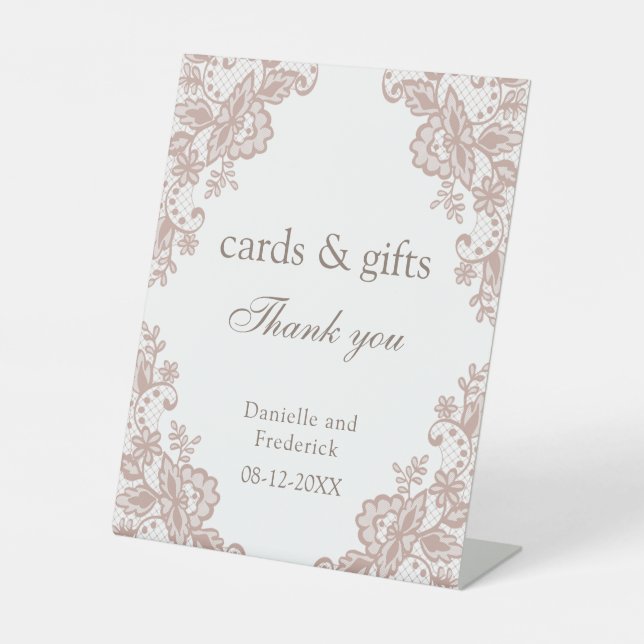 Dusty Rose Spitzen Hochzeitskarten und Geschenkzei Sockelschild (Vorderseite)