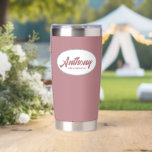 Dusty Rose Stylized Wedding Trauzeuge Name Thermobecher<br><div class="desc">Verschenken Sie Ihren Trauzeuge mit diesem trendigen und personalisierten,  rostfreien Edelstahl,  Thermalwäscher mit seinem Namen in stilisierter Schrift in einem weißen ovalen Design. Hintergrundfarbe und Skript sind staubige Rose. Personalisieren Sie Ihren thermischen Schuster,  indem Sie den Namen des Trauzeugen mit dem gewünschten Namen bearbeiten und ersetzen.</div>