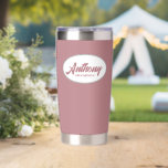 Dusty Rose Stylized Wedding Trauzeuge Name Thermobecher<br><div class="desc">Verschenken Sie Ihren Trauzeuge mit diesem trendigen und personalisierten,  rostfreien Edelstahl,  Thermalwäscher mit seinem Namen in stilisierter Schrift in einem weißen ovalen Design. Hintergrundfarbe und Skript sind staubige Rose. Personalisieren Sie Ihren thermischen Schuster,  indem Sie den Namen des Trauzeugen mit dem gewünschten Namen bearbeiten und ersetzen.</div>