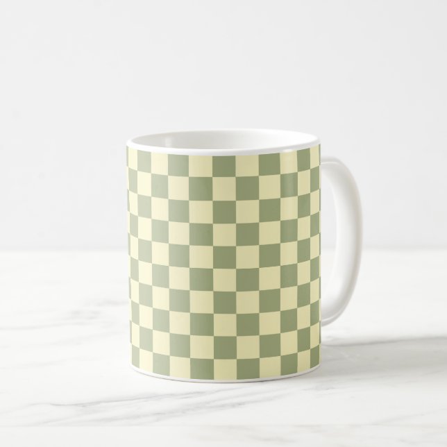 Dusty Sage Green and Butter Yellow Checkerboard Kaffeetasse (VorderseiteRechts)