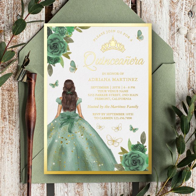 Dusty Sage Green Floral Butterfly Quinceanera Gold Folieneinladung (Von Creator hochgeladen)