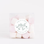 Dusty Sage | Muss Personalisierte Gastgeschenk Hoc Runder Aufkleber<br><div class="desc">Die Punny Gastgeschenk Hochzeit Aufkleber sind in einem staubigen,  grün geschriebenen Schriftsatz mit Herzenskenntnis "mint to be". Personalisieren Sie mit Ihren Namen und Hochzeitstermin.</div>