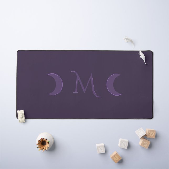 Dusty Violet Crescent Moons Monogramm Schreibtischunterlage (Kindertisch)
