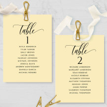 Dusty Yellow Seating Plan Cards mit Gästennamen