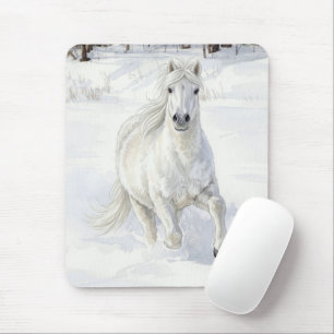 Dyfra das isländische Pferd galoppiert im Schnee Mousepad