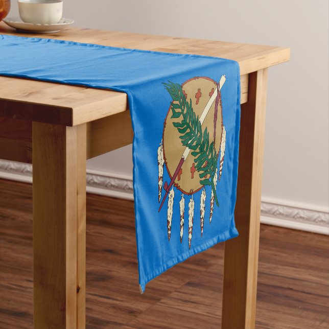 Dynamic Oklahoma State Flag Graphic on a Kurzer Tischläufer (Beispiel)