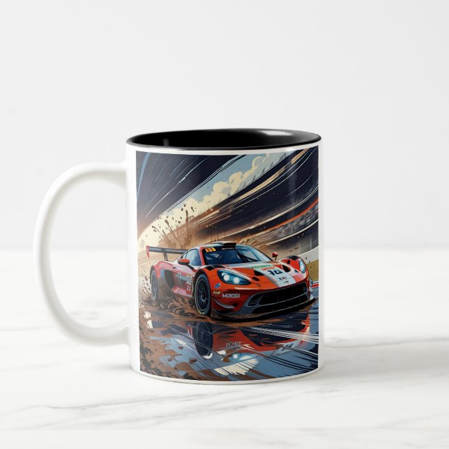 Dynamic Racing Car Illustration mit Splashing Mud Zweifarbige Tasse (Links)
