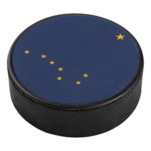 Dynamische Alaska-Staatsflagge Grafik auf einer Eishockey Puck (3/4)