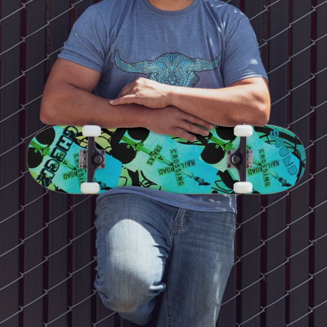 Dynamischer blauer grüner Zug Krähe Skateboard (Außenbereich 3)