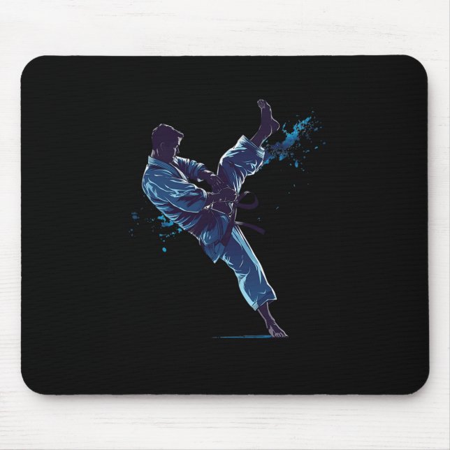 Dynamischer Kampfsportler Karate-Kick Mousepad (Vorne)