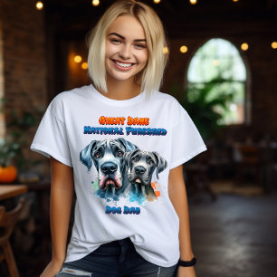Dynamisches Duo: Großer Dan-Hund mit reinrassiger  T-Shirt
