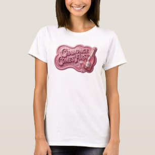 Dynamisches Pink CHAMPAGNER KOMMT ZUERST Zitat-Shi T-Shirt