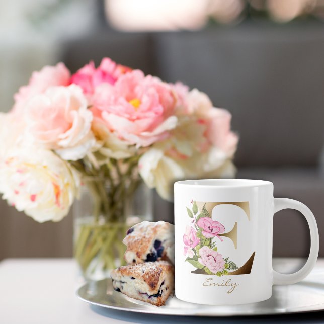 E Letter Gold Monogram | Rosa florale Anordnung Jumbo-Tasse (Von Creator hochgeladen)