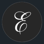 E Monogramm-Aufkleber Runder Aufkleber<br><div class="desc">Diese schwarz-weiß Aufkleber verfügen über ein elegantes,  kursives E-Monogramm. Ideal für Gastgeschenke Hochzeiten,  etc.!</div>