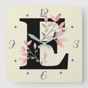 E-Monogramm mit rosa floralen Sprenkeln Quadratische Wanduhr