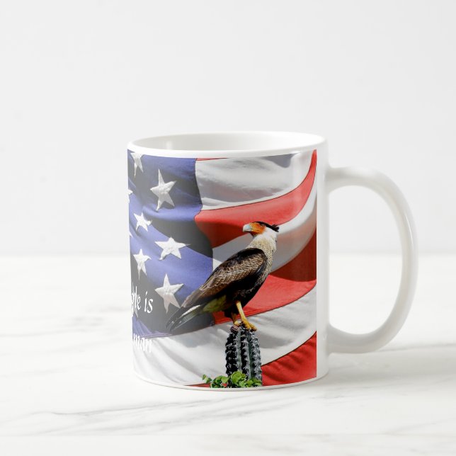 Eagle auf einem Kaktus vor der USA-Flagge Tasse (Rechts)