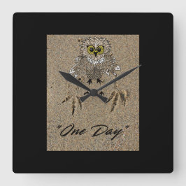 Eagle Baby & Footprints im Sand "One Day" Quadratische Wanduhr