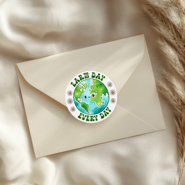 "Earth Day Every Day" Niedlicher Planet mit Daisy Runder Aufkleber (Earth Day Every Day Planet Daisy Classic Round Sticker on a neutral envelope.)