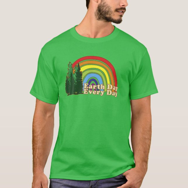 Earth Day Everyday Rainbow Pine Tree Design T-Shirt (Vorderseite)