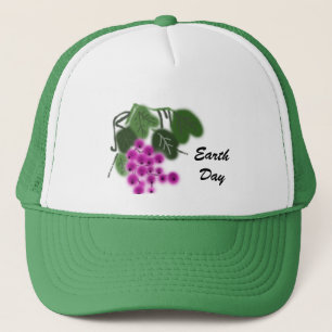 Earth Day. purple grapes and green leaves Truckerkappe