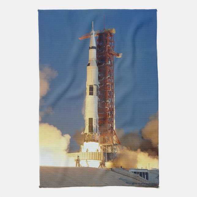 Earth Shakes as Saturn V Blazes Skyward to Moon Geschirrtuch (Vertikal)