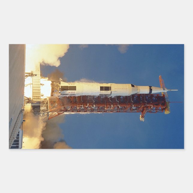 Earth Shakes as Saturn V Blazes Skyward to Moon Rechteckiger Aufkleber (Vorderseite)