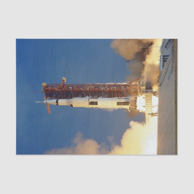Earth Shakes as Saturn V Blazes Skyward to Moon Seidenpapier (Vorderseite)