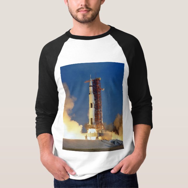 Earth Shakes as Saturn V Blazes Skyward to Moon T-Shirt (Vorderseite)