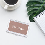 Earth Tone Terracotta Sketched Curry Script Visitenkarten Dose<br><div class="desc">Elegantes Visitenkartengehäuse mit Name,  Titel oder Personalisierungsauswahl in weißem handgeschriebenem kursiven Schriftsatz auf einem reichen,  neutralen Terrakotta-Hintergrund.</div>