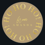 Earth Tones Gold Christmas Ho Ho Ho ID1009 Runder Aufkleber<br><div class="desc">Wenn Sie sich fragen, welche Farbkombinationen Sie für Ihre Weihnachtsdekoration und Geschenkartikel in diesem Jahr auswählen sollten, habe ich Sammlungen von aufeinander abgestimmten Mustern erstellt, um das Leben ein wenig leichter zu machen. Dieses elegante Weihnachtstypografie-Design zeigt 'Ho Ho Ho Ho' in einem runden Muster in Gold, auf der Hintergrundfarbe Ihrer...</div>