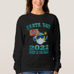 Earth Wearing Mask Earth Day 2022 Invest in unser Sweatshirt