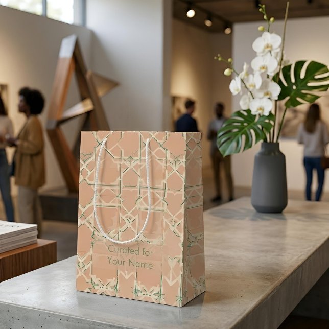 Earthy Arabesque | Terracotta & Sage Mittlere Geschenktüte (Lifestyle Shot)