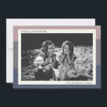 Earthy Boho Modern Abstrakt Stripes Hanukkah Foto Feiertagskarte<br><div class="desc">Dieses moderne Design besticht durch abstrakte Bio Streifenformen in einer wunderschönen Erdfarbenpalette aus staubigen lila,  grauen und ockerfarbenen Farbtönen,  die mit Ihrem Namen und Foto personalisiert sind. Kann für jeden Urlaub Gruß verwendet werden,  einfach den Text anpassen.</div>