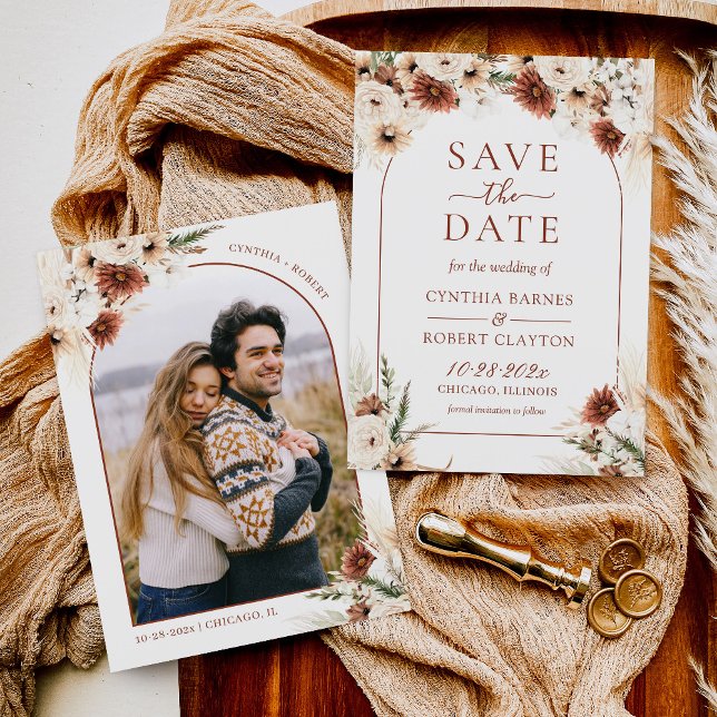 Earthy Boho Pampas Grass Floral Arch Foto Save The Date (Ideal for boho-inspired weddings, garden ceremonies, or a nature-inspired theme.)