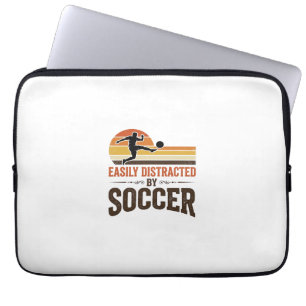 Easily abgelenkt durch Fußball Vintage-Shirt-Desig Laptopschutzhülle