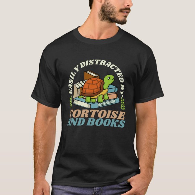 Easily abgelenkt durch Schildkröte und Bücher Turt T-Shirt (Vorderseite)