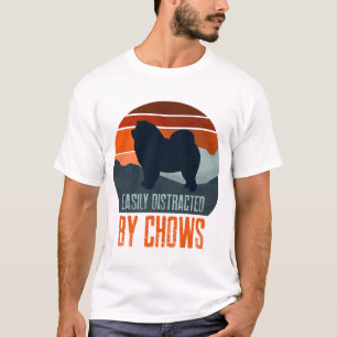Easily Distracted By Chows beim Hundespaziergang T-Shirt