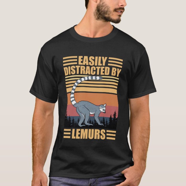 Easily Distracted By Lemurs funny T-Shirt (Vorderseite)