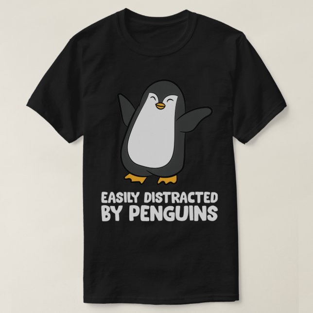 Easily Distracted By Penguins Funny Penguin Pullov T-Shirt (Design vorne)