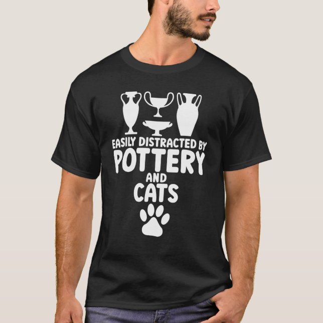 Easily Distracted By Pottery & Cats Töpferei Katze T-Shirt (Vorderseite)