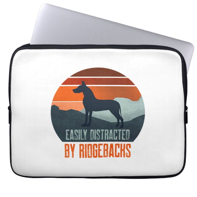 Easily Distracted By Ridgebacks Dog Walking Laptopschutzhülle (Vorderseite)