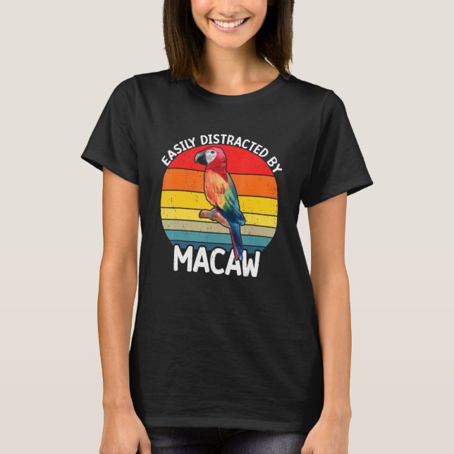 Easily Distracted By Scarlet Macaw Colourful Parro T-Shirt (Vorderseite)